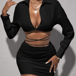 Tvådelad  - Svart tvådelat plagg med en kjol och en topp samt snören som knyts runt magen i storlek xs, helt ny och oanvänd, GRATIS FRAKT