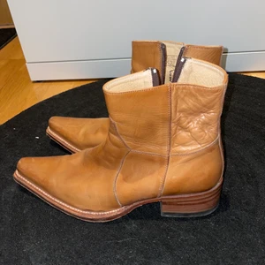 Sendra Boots - Riktigt schyssta Sendra boots i bra kvalite. Säljs för det var fel storlek. Möts upp i Stockholm. Betalare står för frakt. Kan gå ner i pris vid snabb affär.