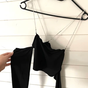 Topp - Suuupersnygg topp med band med diamanter på, storlek S, armarna är långärmad! Helt oanvänd 