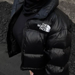 The North Face  - Säljer min The North Face Nuptse Crop Jacket.  Inte använd då jag köpte likadan i annan färg. Köptes för 3.300 Kr! 