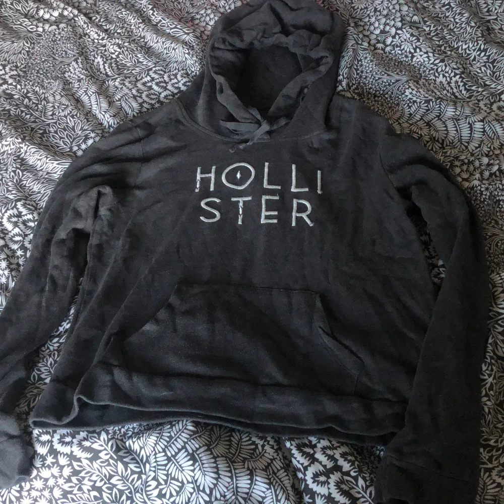 Mörkgrå hoodie från Hollister. Använd få gånger. Köparen står för frakten!🤍. Hoodies.