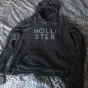 Mörkgrå hoodie från Hollister. Använd få gånger. Köparen står för frakten!🤍