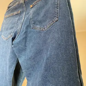 Jeans från H&M, storlek 31/31 knappt använda. Regular fit. 