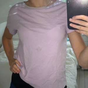 Lila T-shirt  - Säljer denna fina lila T-shirt från H&M köptes förra året men är knappast använd då jag inte passar i lila 🙈 Storlek S men passar också mig som har Xs-s Köparen står för frakt 📦 