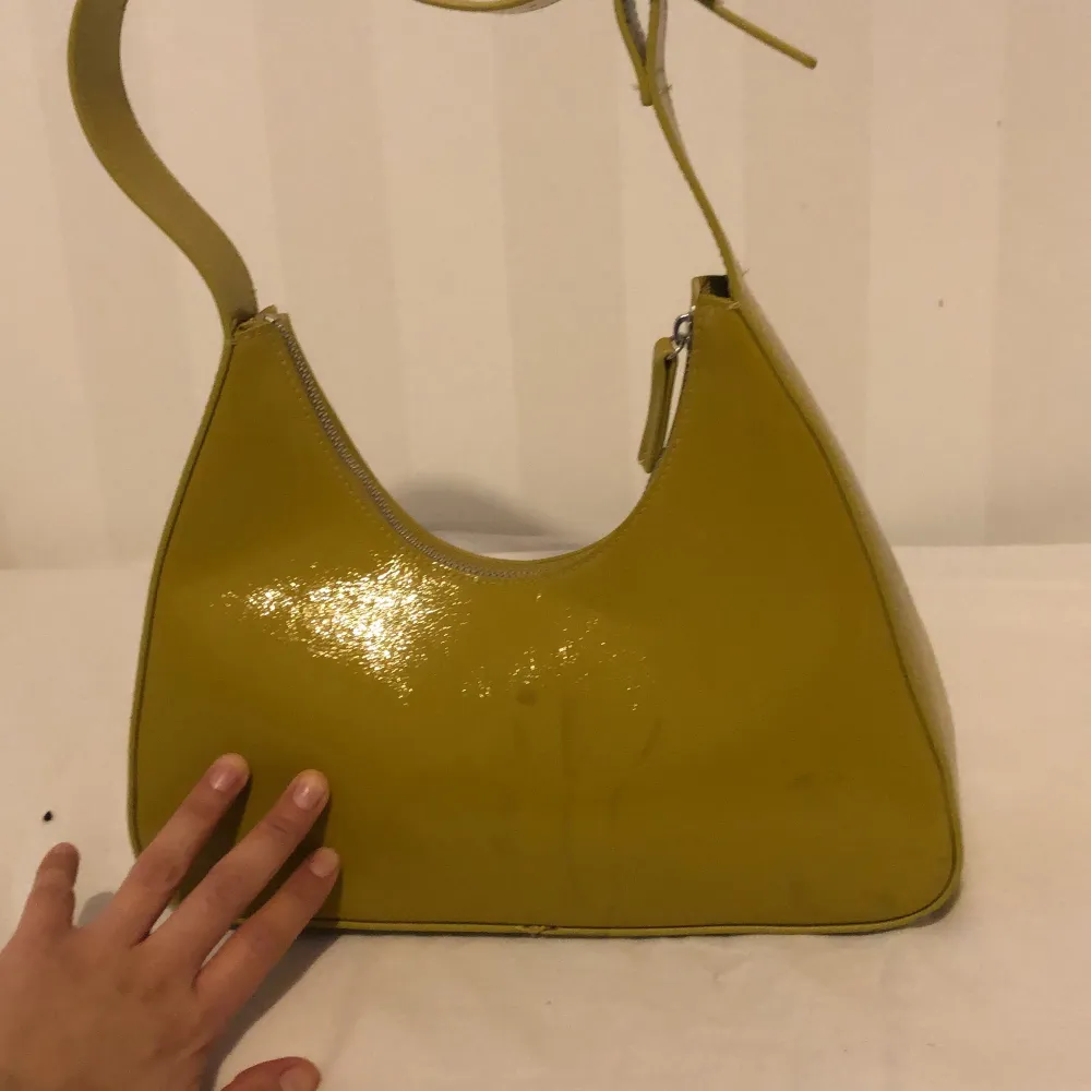 Grön handväska från Monki, har några märken på ena sidan. Väskor.