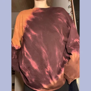 Tie dye Sweater från Zara - Tröja från Zara herr strl S  Obs! Klippt kortare i längden och ett litet hack längst ner på höger ärm 