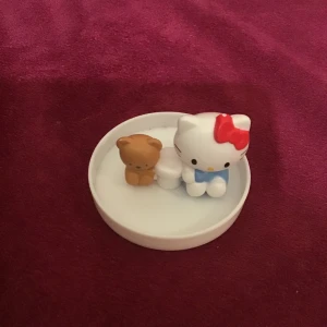Hellokitty dekoration  - Frakt: 13kr -går att snurra på hellokitty figuren  -perfekt som dekoration till rummet!