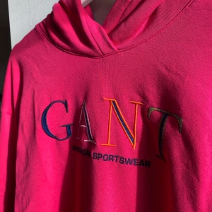 Gant hoodie Medium - Gant hoodie storlek M. Normal i passformen. Använd två gånger, därmed i nyskick. Passar mig bra som har M/38. Nypris 1099kr. 