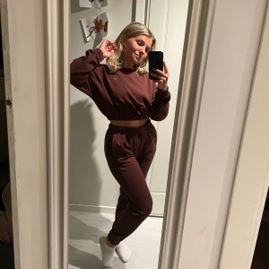 Gymshark whitney simmons - Säljer ett så fint set från whitneys collektion !!  Tröja storlek s Byxor storlek xs Fint skick ! Säljas för 500 kr 