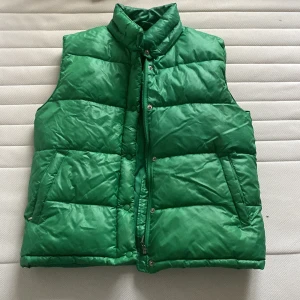 Väst - Grönväst som är köpt second hand men i jättebra skick. Jag har själv aldrig haft någon användning för den och därför säljer jag❤️ Den ungefär som en storlek S