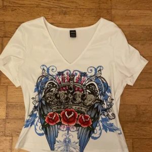 y2k croptop - Ännu en fin croptop som har jättegulligt tryck! Materialet är bra och den sitter på fint! Har aldrig använt den då jag inte längre har på mig denna stil! 
