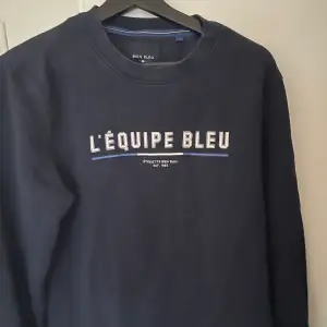 Bien Bleu sweatshirt ”L’équippe bleu. Storlek M. Aldrig använd, helt ny. Nypris ligger rund 500kr .Om du vill ha fler bilder eller information är det bara att höra av dig :)