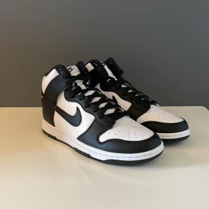 Nike Dunks Black Whit - Nike Dunks storlek 42,5. Helt oanvänd dunks, kvitto finns. Vid funderingar eller fler bilder kontakta mig. Pris Exkl. frakt.