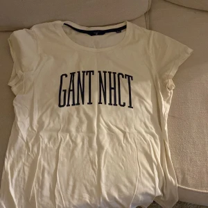 Vit gant tröja - Vit simpel tisha som inte kommer till användning. Skriv för fler bilder