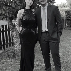 Balklänning  - Säljer min balklänning från studentbalen 2022❤️ klänningen är täckt med svarta paljetter och svarta pärl ”ärmar”! Klänningen har inga skador och är kemtvättad sedan bal kvällen ❤️❤️