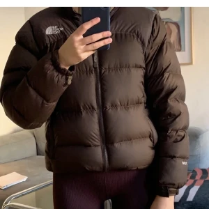 The North face jacka brun  - Hej på er! Säljer nu min bruna North face jacka som är slutsåld och var ganska svår att få tag i. Tyvärr satt inte jackan som jag ville och tycker inte den passade mig. Vid frågor får ni gärna höra av er! 1000kr startpris
