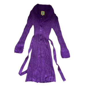 UNIF long sweater - Lång kofta från UNIF med fluff på ärmar och krage  Aldrig använt med lappar kvar   Önskas fler bilder? Bara att fråga!