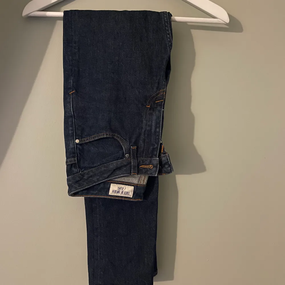 Mörkblåa jeans ifrån Tiger of Sweden. Rak passform.. Jeans & Byxor.