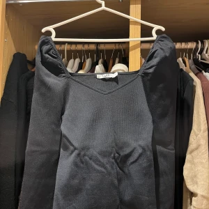Topp till fest eller vardags  - SUPERFIN topp med fin halsringning som tyvärr är för stor för mig. 