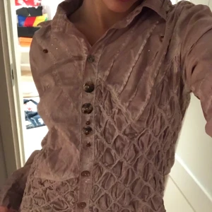 Skjorta - Very cute skjorta påminner om nåt odd molly plagg. Några knappar saknas. Ja vet nt pris på frakten. 