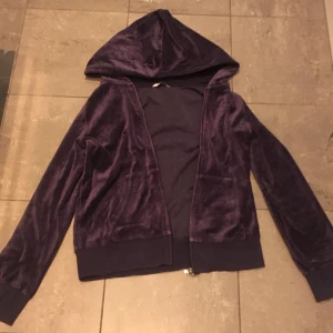 Cubus hoodie - En lila hoodie  Storlek: 158/164 Jag använder den inte så mycket. Ungefär 3 år gammal