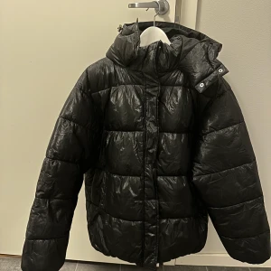 Puffer winter jacket - Vinterjacka från NA-KD. Varm och skön. Har en glänsande touch på materialet. Storlek 36