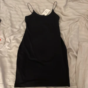 Klänning  - Säljer min  basic svart klänning som jag har aldrig använd från bikbok 💕