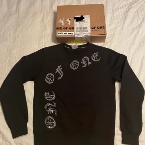 One of One - Black OG Sweatshirt - Tröjan är helt ny och aldrig använd. Skickas i original förpackning med allt som följde med.