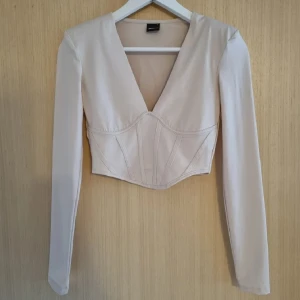 Beige topp stl S - Säljer denna fina beiga topp köpt från gina tricor. Stl S. Tvättad en gång men aldrig använd.