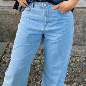 Bagy nakd jeans - Nya. Ljusblåa låga i midjan.