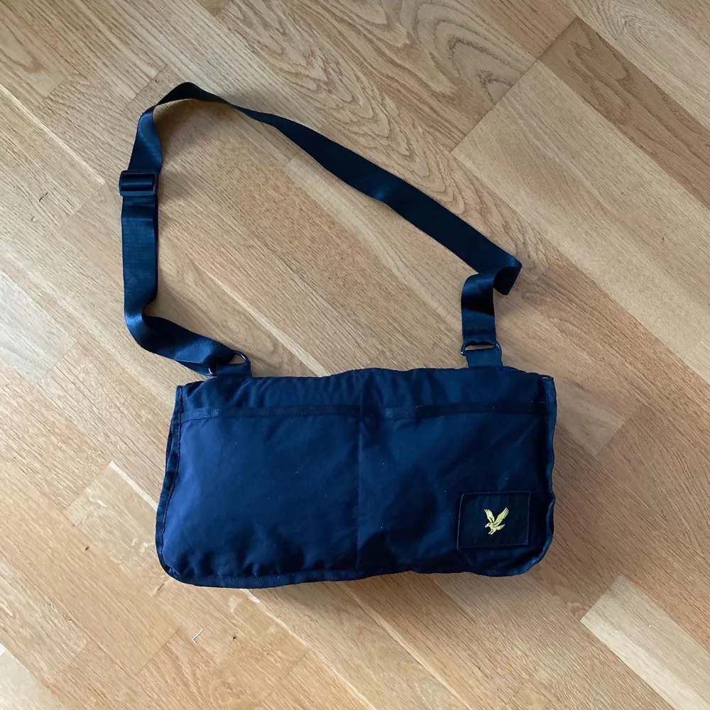 Lyle & Scott windbreaker svart. Kan vikas ihop till väska   Storlek L sitter som M  Pris 299kr  Modellen är 179 och väger 84kg, har vanligtvis M i tröjor och 33 i byxor. Jackor.