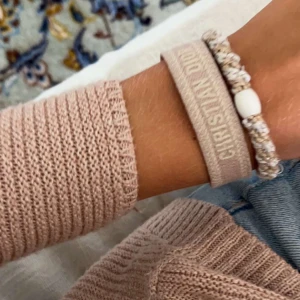 Äkta dior tygarmband - Kan tänka mig att byta mot likadant i blått. Ljusrosa populärt dior tygarmband köptes för 4000kr. Har kvitto, box ect