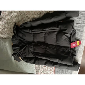 Canada Goose jacka  - En helt ny Canada goose jacka, storlek xxl men är liten i storlek. Den kan passa om man har storlek XL-L. säljer pga av att den är stor på mig. Helt ny inte använd. Herr jacka.