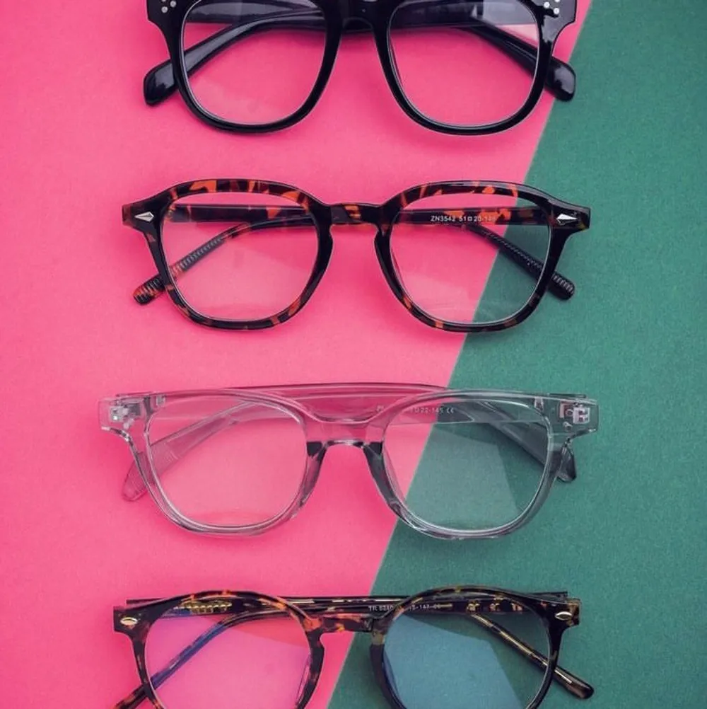Glasögon utan styrka som skyddar mot blått skärmljus.   Fördelar med att bära blue light glasögon: - Bättre sömn - Ökat välmående  - Mindre huvudvärk och migrän - Mindre torra, trötta och irriterade ögon - Mer mental uthållighet framför digitala skärmar. Accessoarer.