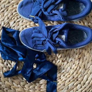 Puma sneakers - Snygga sneakers, finns 2 olika skosnören till. Använda men i bra skick. Storlek 37 