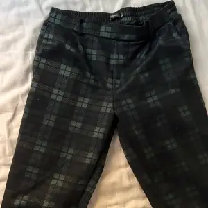 Mycket bekväma mjuka plaid byxor från Stradivarius. Knappast använda alls och i mycket bra skick. Färgen är en vaker mörk från som inte visas så bra på bilderna.   Original pris: 200kr Frakt: 29kr 