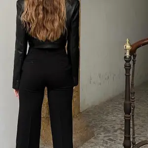 Säljer dessa svarta kostymbyxorna från Ida Zelies kollektion tillsammans med NA-KD🖤 Det är tjata upptill i modellen sen faller de rakt🙌🏼anväda fåtal gånger så som i nyskick💓