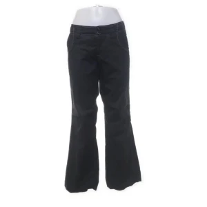 Esprit byxor - Cargo-liknande byxor från esprit, för korta för mig så säljer vidare :) jag är 172 cm lång och de slutar precis vid anklarna för mig. Midjemått: 80cm. Frakten går på 52 kr om inte spårbar frakt önskas. Kontakta om du är intresserad eller har övriga frågor