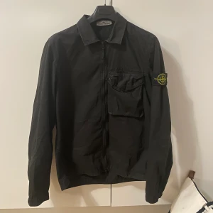 Stone island overcoat  - Hej! Säljer Stone island overcoat i storlek M för direkt köp 1700kr eller Bud privat!  Vid en snabb affär kan priset disskuteras!  
