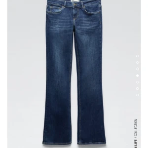 Low rise jeans zara - Säljer dessa så himla fina populära jeans ifrån zara i en fin mörkblå färg, säljer pga att jag har ett par likadana. Dom är slutsålda  och i ny skick med lapp kvar då jag inte han lämna tillbaka dem! Skriv för fler bilder!❤️❤️