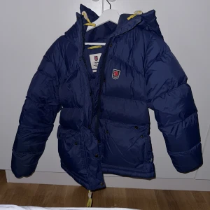 Fjällräven jacka - Säljer en Fjällräven jacka som är knappt använd, kvitto finns kvar! 