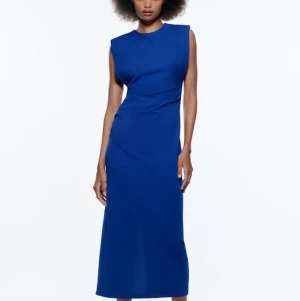 Medellång blå klänning från zara - Klänning med så bra passform, man får fin figur! Använd en gång bara på ett bröllop💗 Jättefint skick, känns som ny! (Lånad bild)  