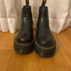 Dr Martins - Säljer mina nästan helt oanvända de Martins i storlek 38. Nypris 2300kr❤️‍🔥. Frakten kostar 69kr