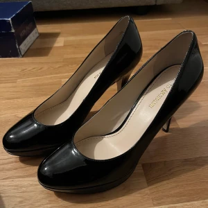 Enzo Angiolini klackar - Säljer snygg svarta glansiga klackar från Enzo Angiolini i storlek 40 (skriv för fler bilder eller om du har några frågor)❤️‍🔥