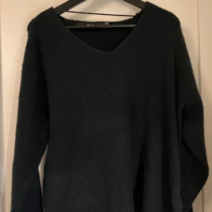 Stickad tröja VERO MODA - Jättefin marinblå/mörkgrön stickad tröja! Något noppig!