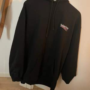 Balenciaga hoodie  Size M Cond 8/10 flawless Kom med bud Bin 5k TAR INGA BYTEN