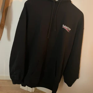 Balenciaga hoodie - Balenciaga hoodie  Size M Cond 8/10 flawless Kom med bud Bin 5k TAR INGA BYTEN