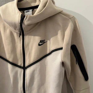 Beige techfleece - Säljer denna fina beiga tech fleece koftan som är i bra skick utan några fläckar eller hål osv, från herravdelningen 🤎🤍 +frakt!