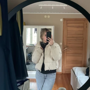 Beige puffer jacket Strl S - Säljer nu min fina puffer jacket från Monki pga att jag rensar ut min garderob💕 Använd ett fåtal gånger och inga tecken på användning!  Nypris 500kr, Frakt tillkommer!  