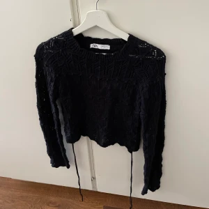 Stickad topp  - Jättesnygg stickad topp från Zara med öppen rygg⭐️. Storleken är M men ganska liten i storleken så den passar mig som har XS-S. 